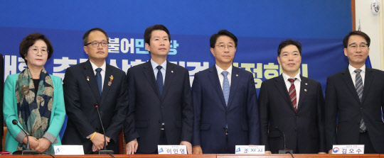 檢개혁 추진상황 점검 당정회의더불어민주당 김상희 검찰개혁특위 공동위원장(왼쪽부터), 박주민 공동위원장, 이인영 원내대표, 조정식 정책위의장, 김오수 법무부 차관, 이원욱 원내수석부대표가 14일 오전 국회에서 열린 검찰개혁 추진상황 점검 당정회의에서 포즈를 취하고 있다. 연합뉴스